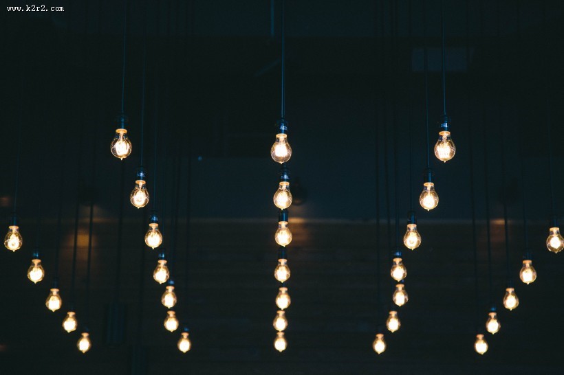 泛着柔光的灯泡图片