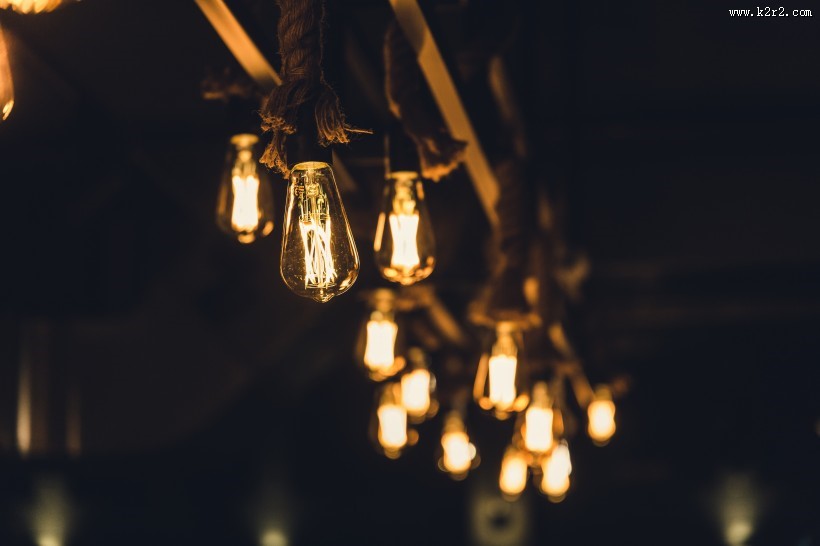 泛着柔光的灯泡图片