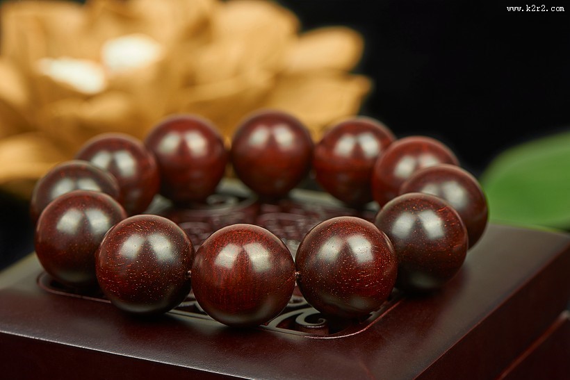 精致贵重的小叶紫檀手串图片