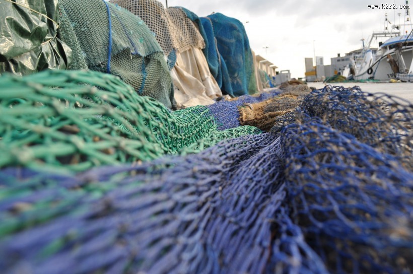 凌乱堆积的渔网图片
