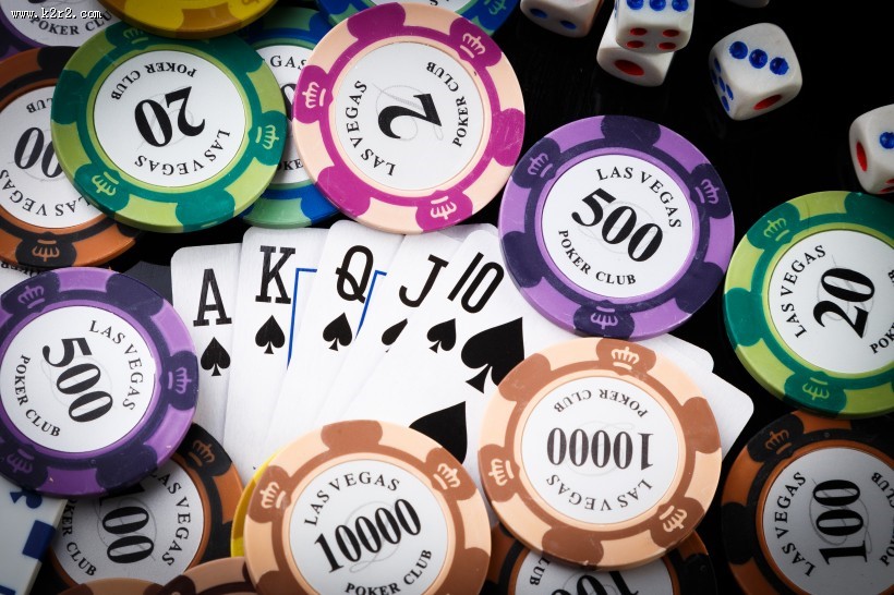 扑克和彩色筹码图片