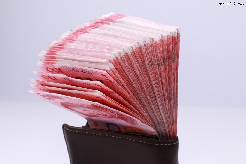 红色流通的人民币图片