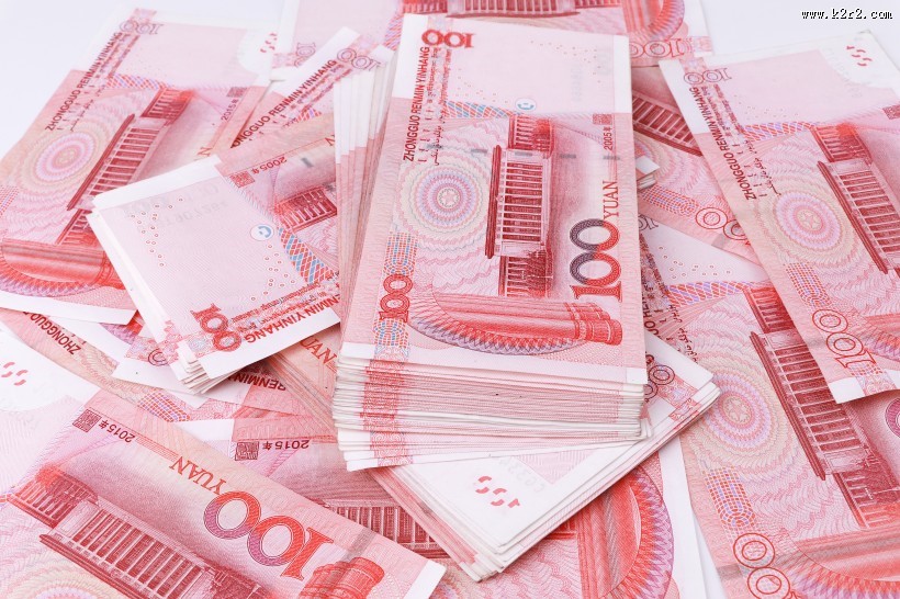 红色流通的人民币图片