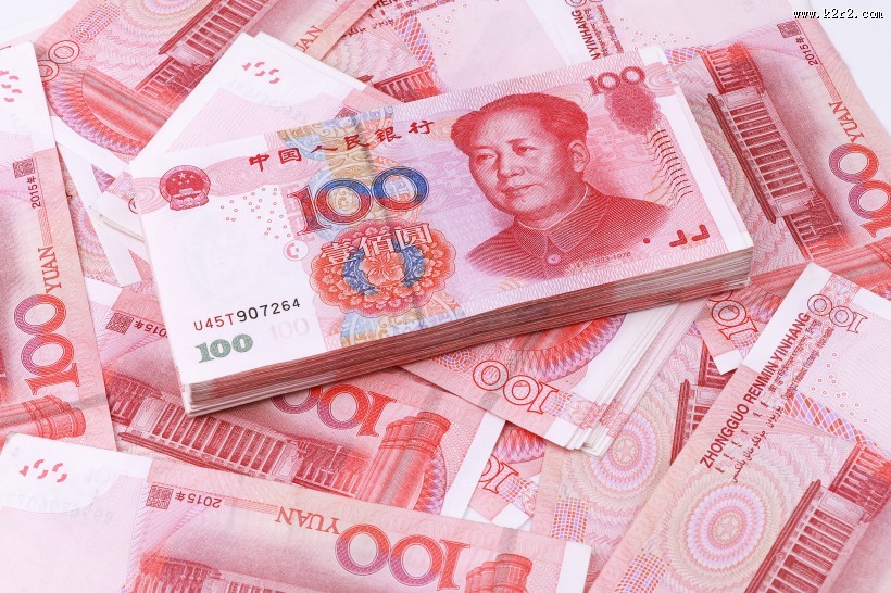 红色流通的人民币图片