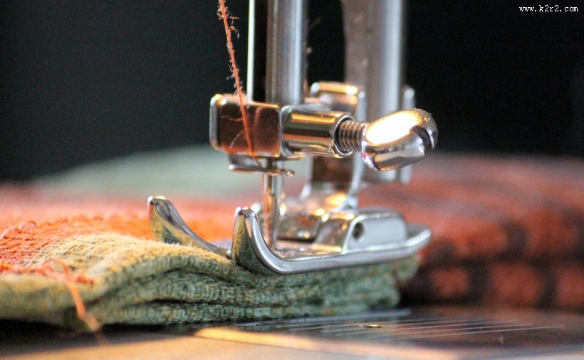 正在工作的缝纫机图片