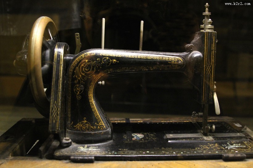 正在工作的缝纫机图片
