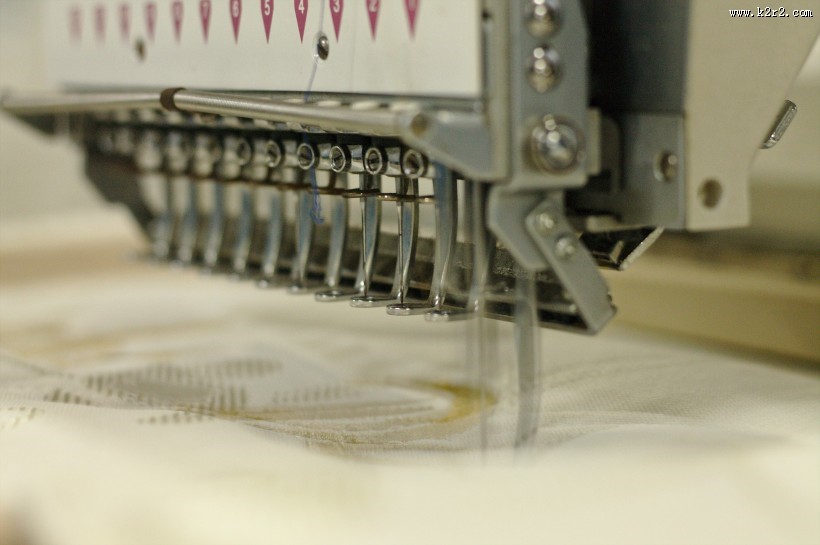 正在工作的缝纫机图片