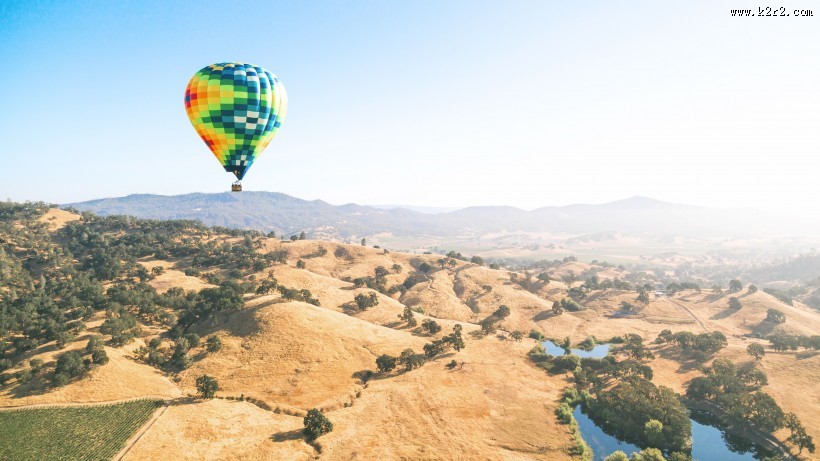 漂浮在空中的热气球图片