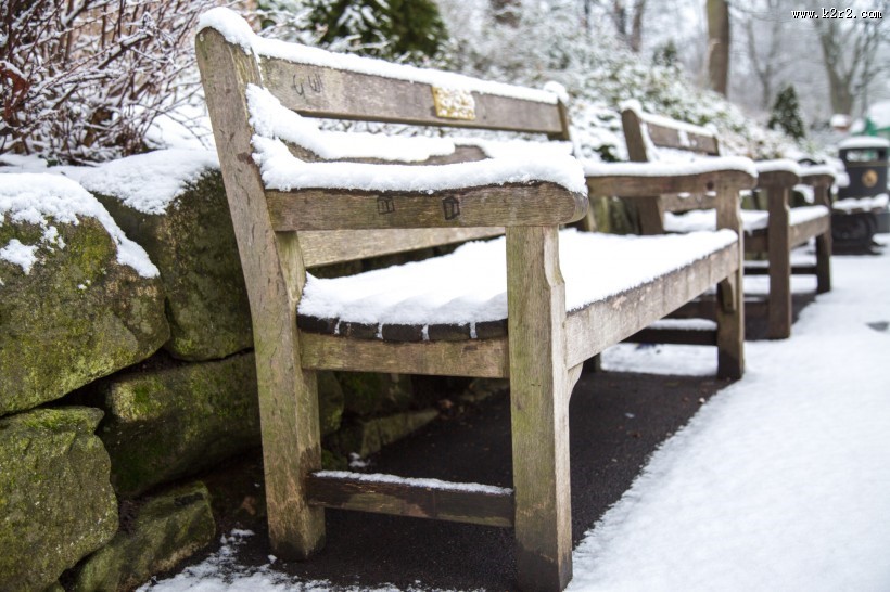 雪后公园长椅图片