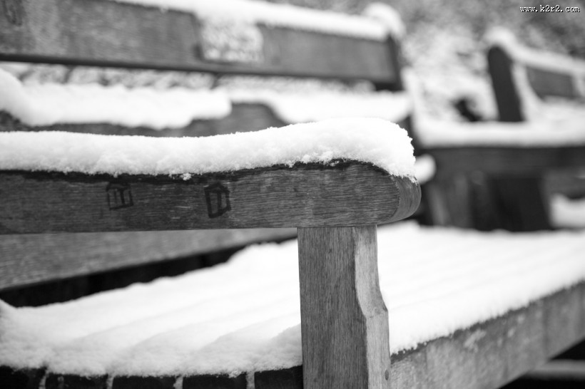 雪后公园长椅图片