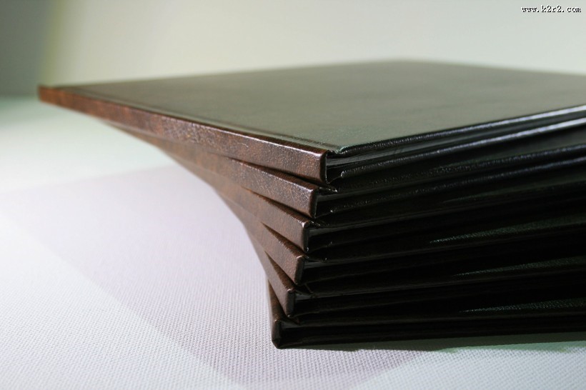 翻开的书籍图片