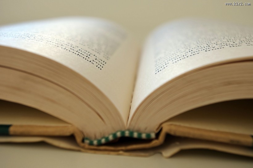 翻开的书籍图片