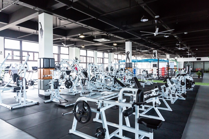 健身房跑步机图片