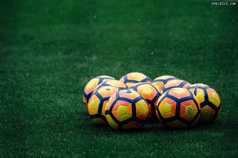 足球场上的足球图片