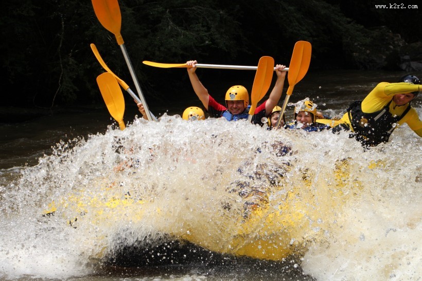 刺激的水上漂流运动图片