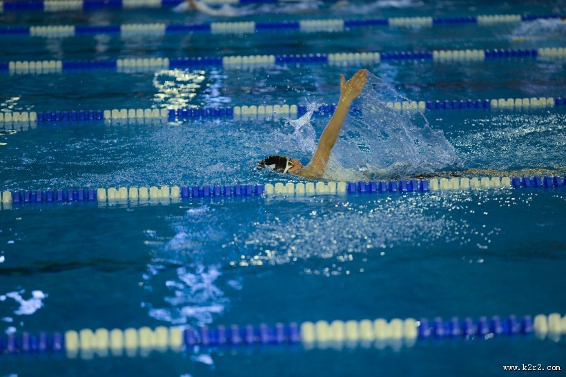 在游泳池里游泳的人图片
