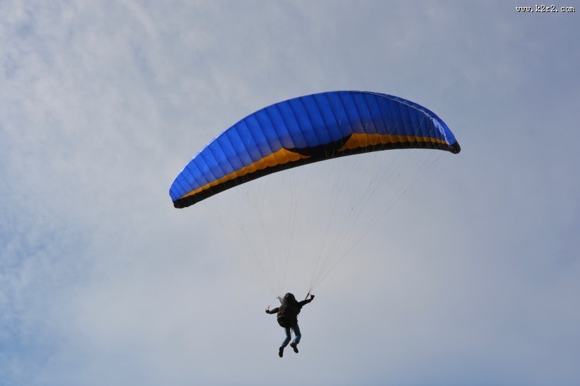 有挑战性的滑翔伞运动图片