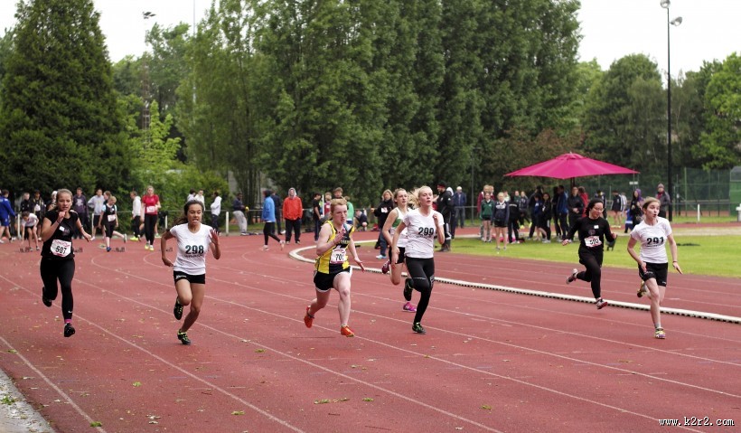 操场上的赛跑比赛图片