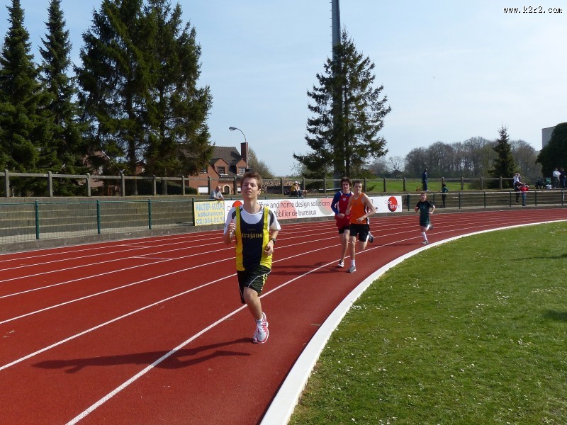 操场上的赛跑比赛图片