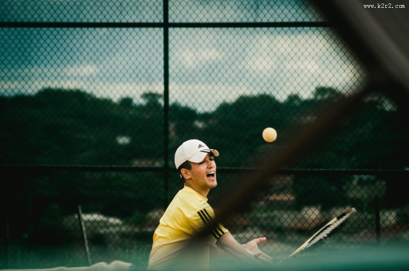打网球的网球爱好者图片