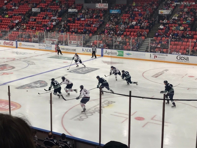 激烈的冰球比赛图片大全