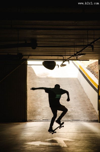 滑滑板的时尚青年图片大全