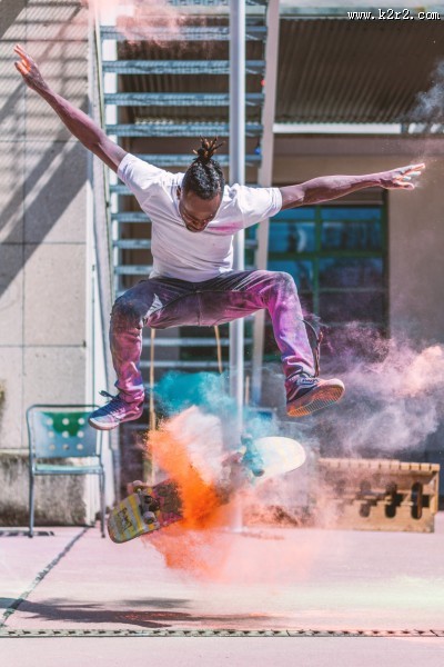 滑滑板的时尚青年图片大全