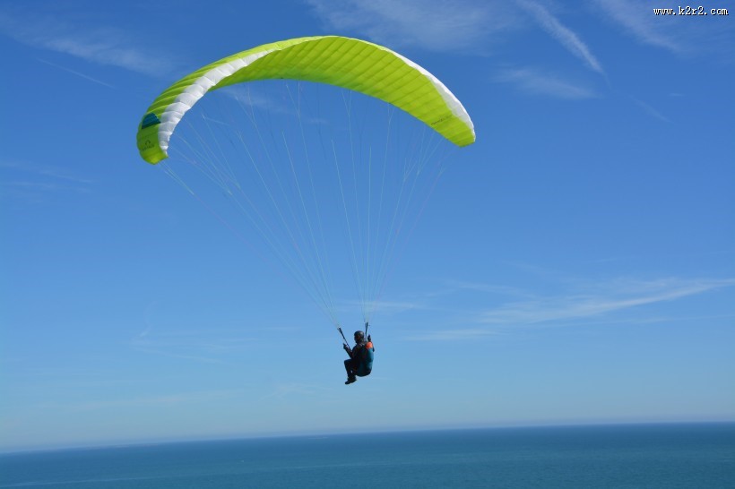 惊险刺激的滑翔伞运动图片