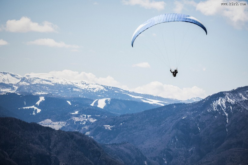 惊险刺激的滑翔伞运动图片