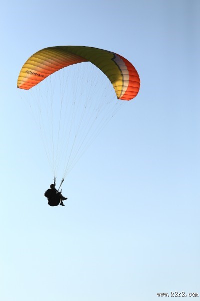 惊险刺激的滑翔伞运动图片大全