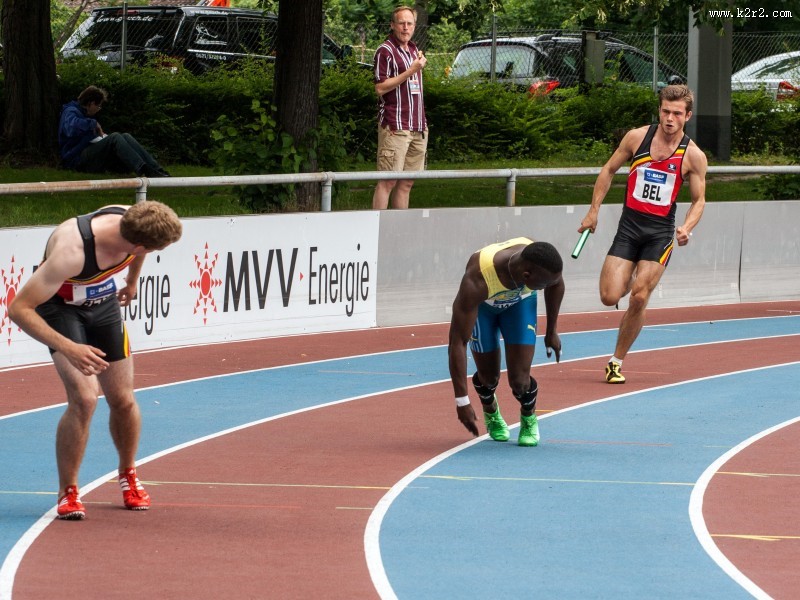 激烈的接力跑图片