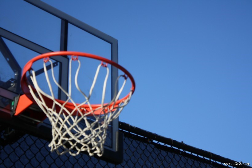 篮球场上的篮球框图片