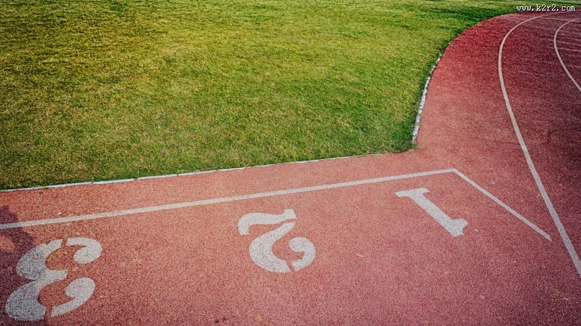 平整的塑胶跑道图片