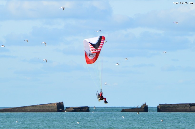 惊险的滑翔伞运动图片