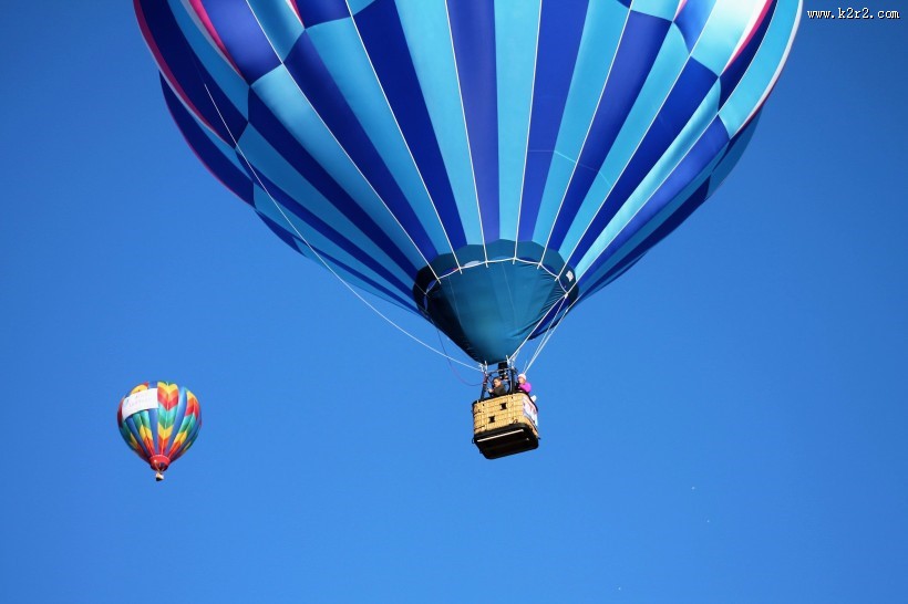 飘在空中的热气球图片