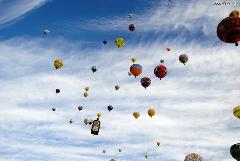 飘在空中的热气球图片