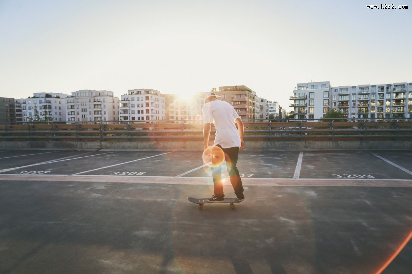 人们踩在滑板上的图片大全