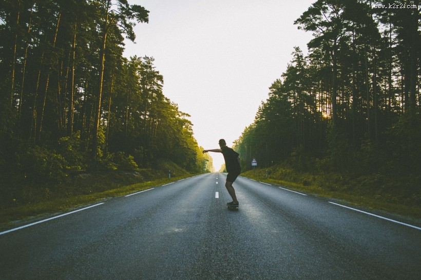 人们踩在滑板上的图片大全