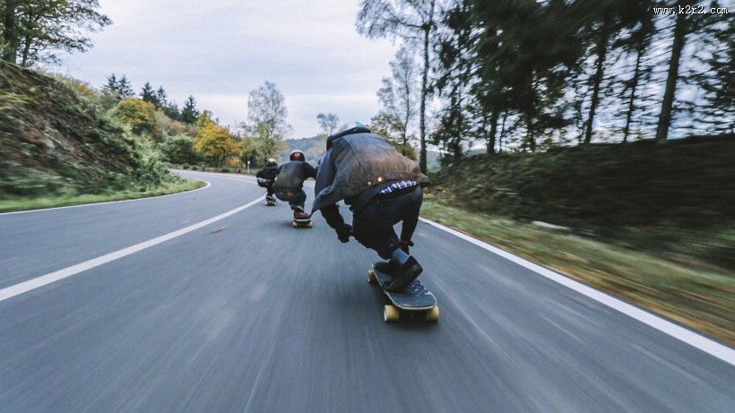 人们踩在滑板上的图片大全