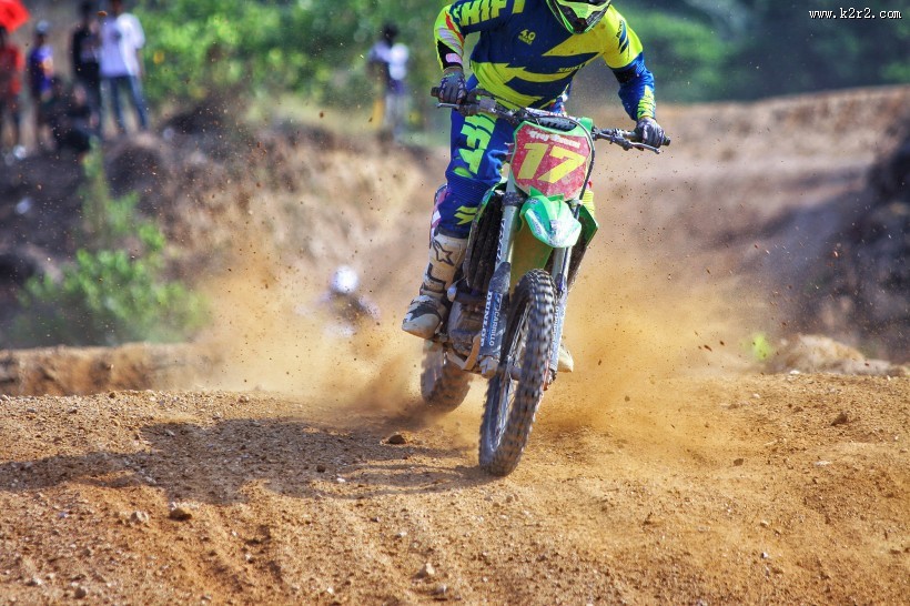 危险的越野摩托运动图片