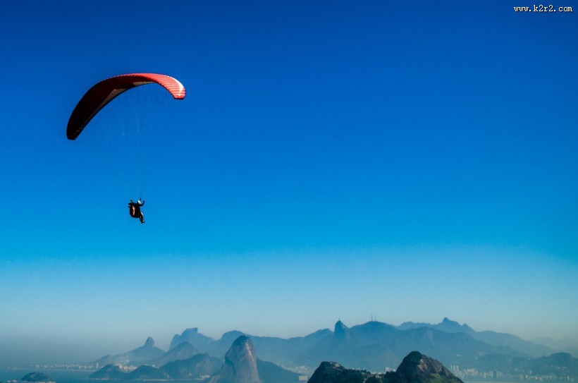 在天空悠闲飞行的滑翔伞图片