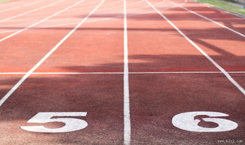 红色的操场跑道图片