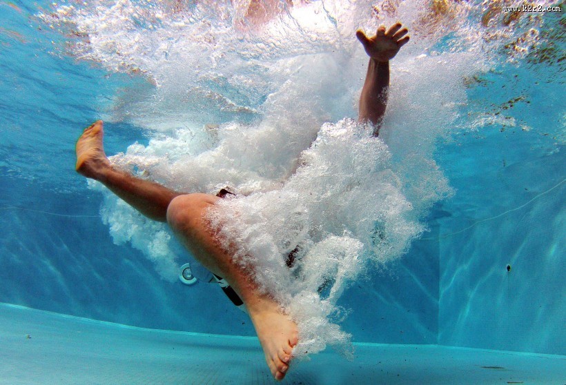 水池游泳的人图片