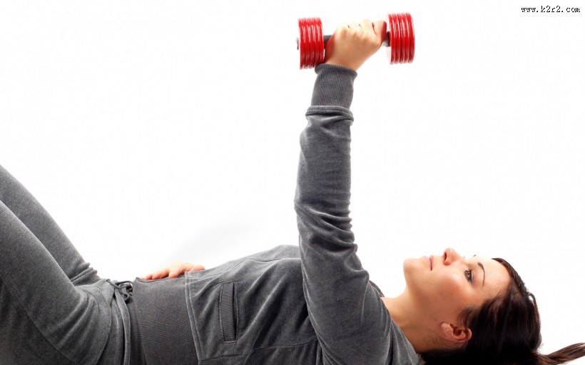 手举哑铃健身图片