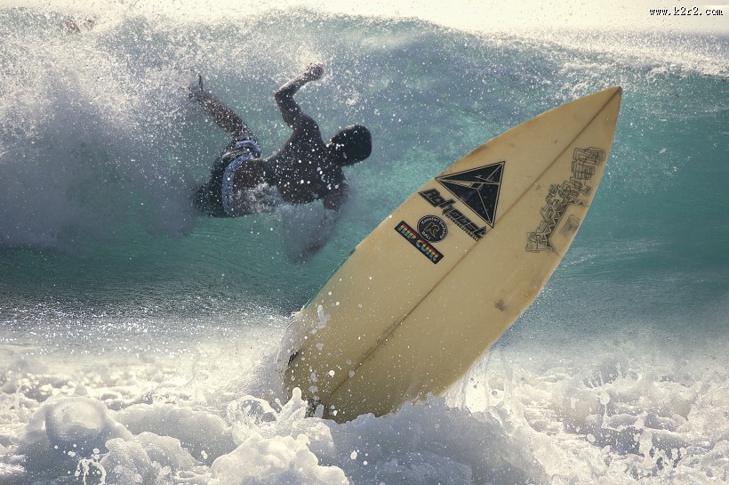 海上冲浪的少年图片大全