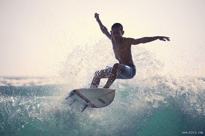海上冲浪的少年图片大全
