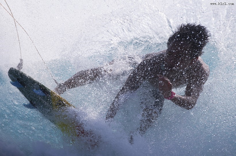 海上冲浪的少年图片大全