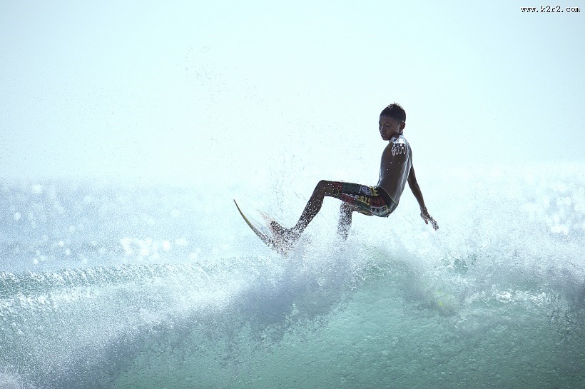 海上冲浪的少年图片大全