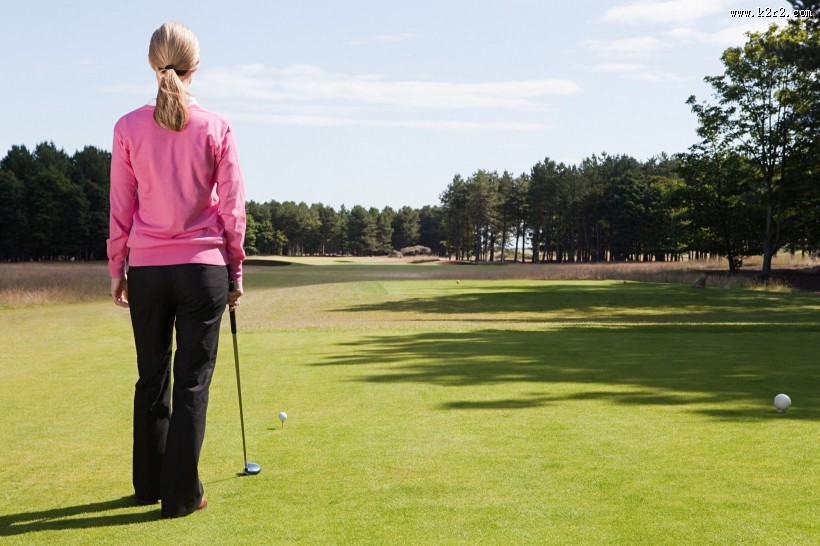 打高尔夫球女性图片