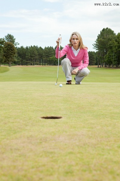 打高尔夫球女性图片